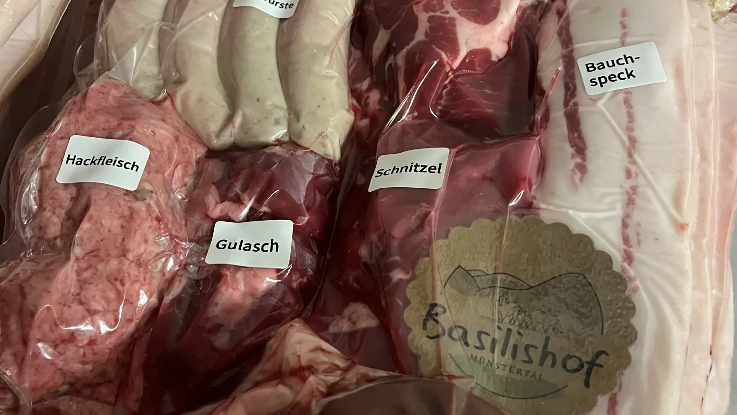 Frische Fleischprodukte aus regionaler Schlachtung vom Basilishof Münsterland | Basilishof Münstertal